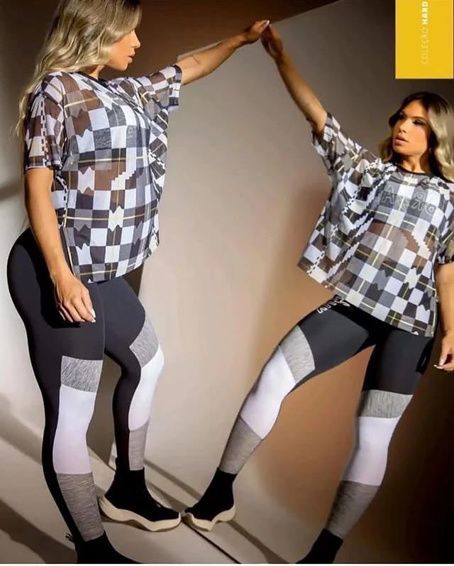 Duas modelos com camisetas geométricas e leggings de moda fitness